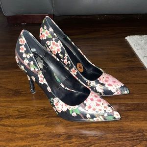 Flower high heels, Carlos santana